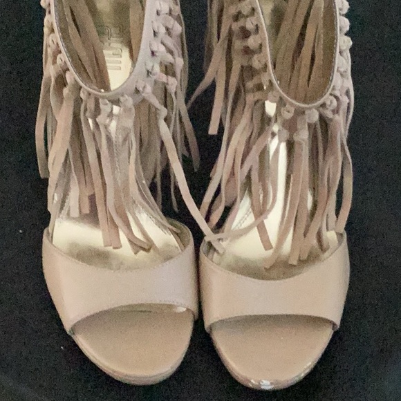 Women’s fringe ankle strap heels size 7.5 Tan color. - Picture 6 of 7